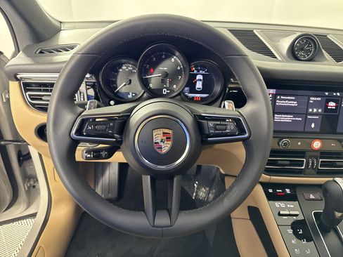 Certified 2025 Porsche Macan image 16