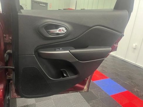 Used 2019 Jeep Cherokee Limited AWD/4WD image 13