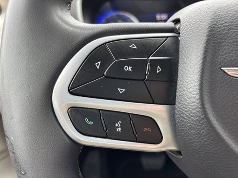 Used 2023 Chrysler Pacifica Touring-L FWD image 29