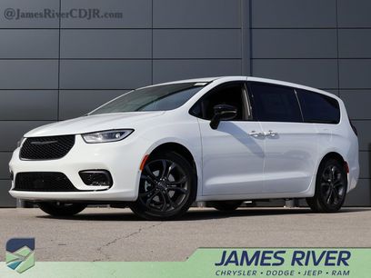 New 2026 Chrysler Pacifica Select