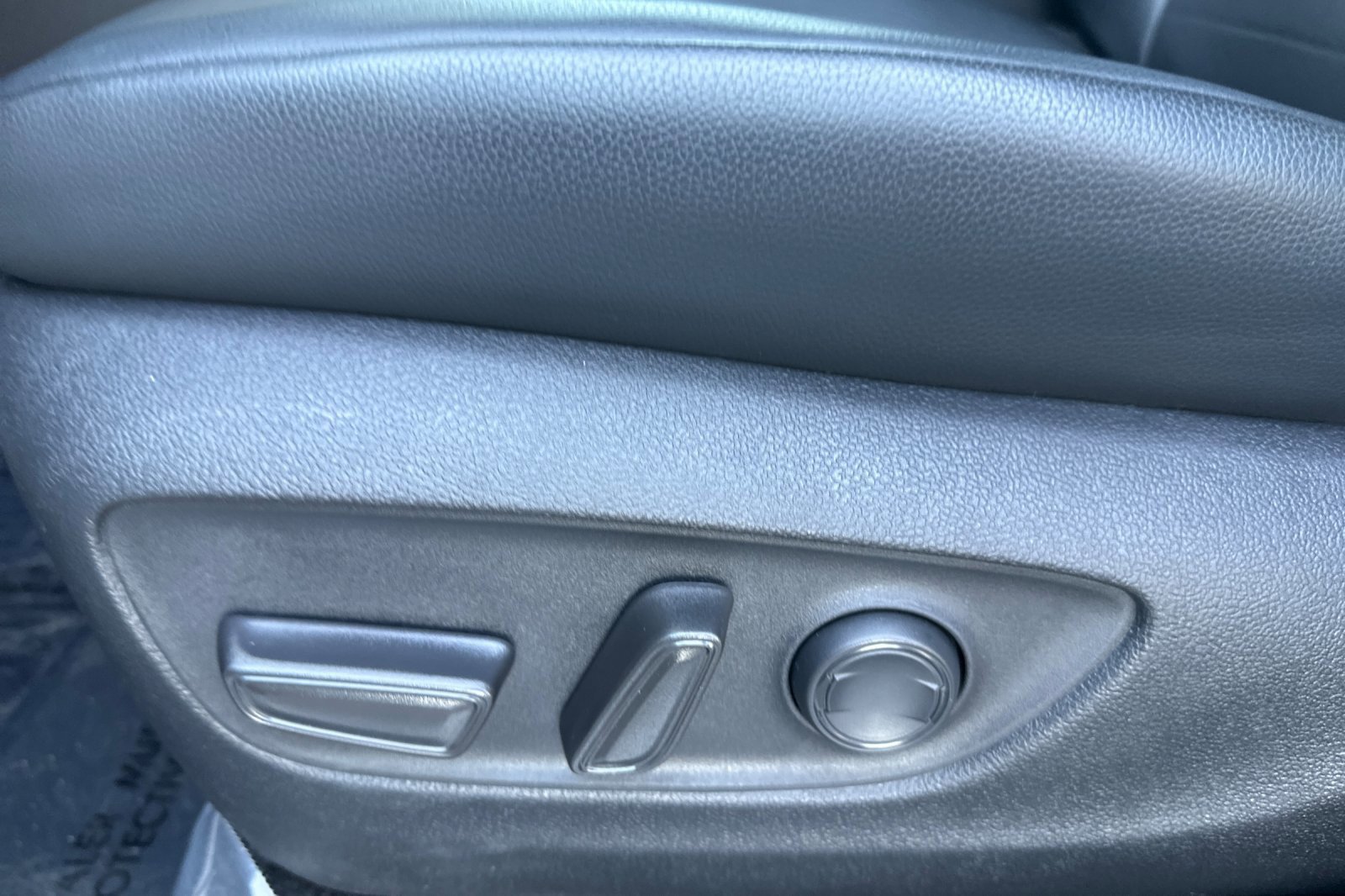 Used 2025 Toyota Highlander XLE FWD image 12