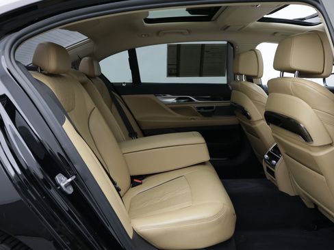 Used 2022 BMW 740i w/ Premium Package RWD image 42