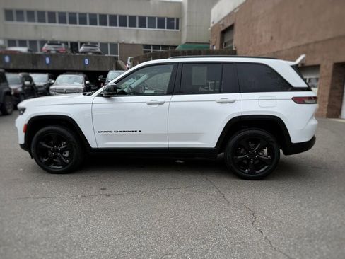 Used 2023 Jeep Grand Cherokee Limited w/ Black Appearance Package AWD/4WD image 14