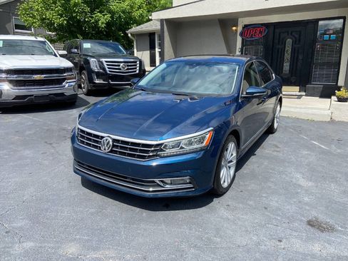 Used 2018 Volkswagen Passat 2.0T SEL Premium image 2