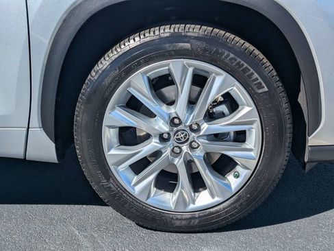 Used 2022 Toyota Highlander Limited image 11