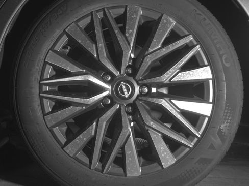 Used 2025 Nissan Altima 2.5 SV FWD image 14