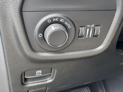 Used 2025 Jeep Grand Cherokee Altitude AWD/4WD image 35