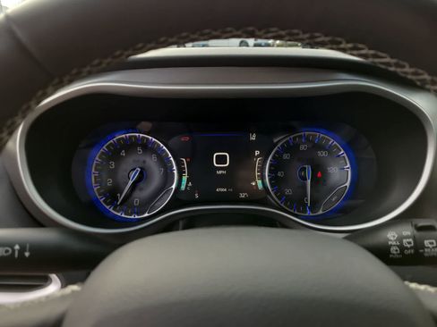 Used 2024 Chrysler Pacifica Touring-L image 26