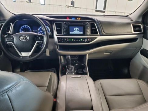 Used 2017 Toyota Highlander LE w/ Carpet Mat Package AWD/4WD image 10