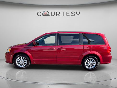 Used 2016 Dodge Grand Caravan SXT FWD image 2