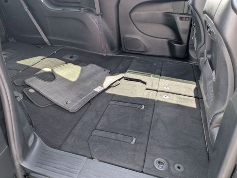 Used 2025 Chrysler Pacifica Select image 28