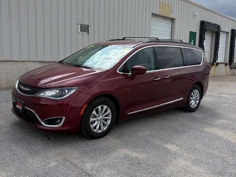 Used 2017 Chrysler Pacifica Touring-L FWD image 3