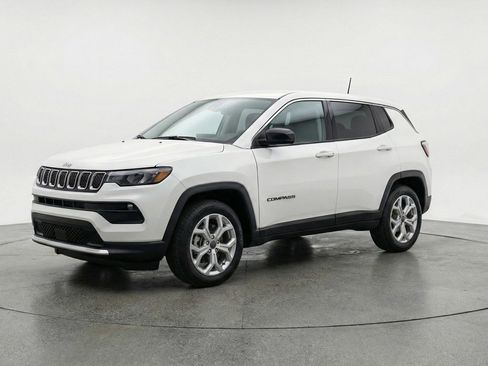 Used 2025 Jeep Compass Latitude image 3