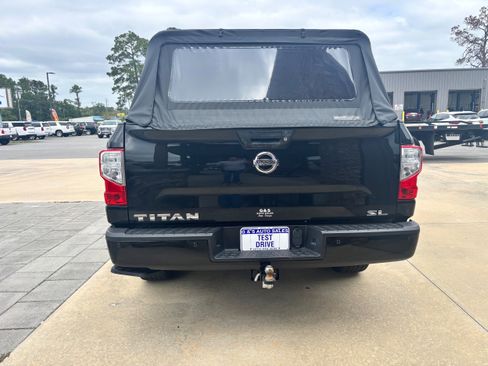 Used 2019 Nissan Titan SL image 6