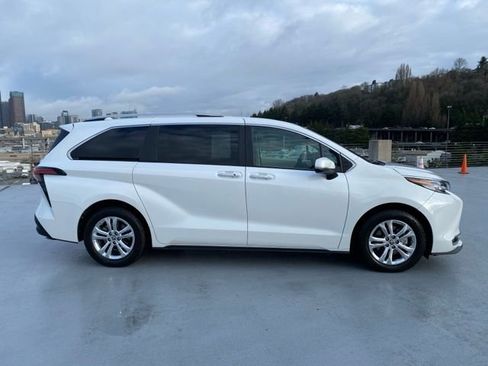 Used 2022 Toyota Sienna Platinum image 2