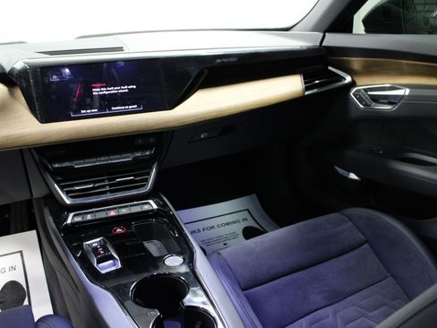 Used 2023 Audi e-tron GT Premium Plus image 18