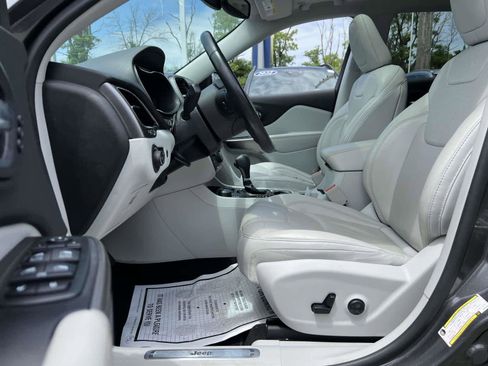 Used 2019 Jeep Cherokee Limited image 8