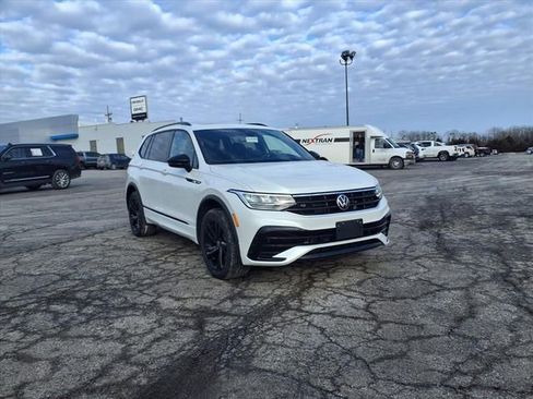 Used 2023 Volkswagen Tiguan SE R-Line image 2