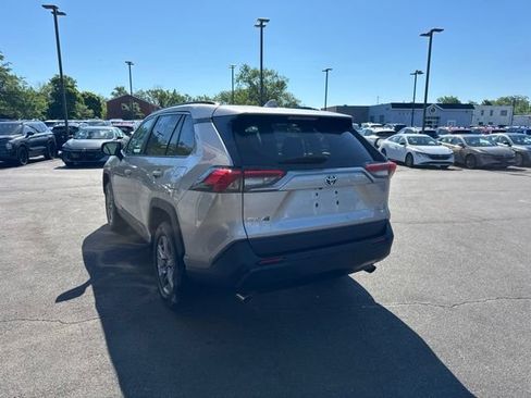 Used 2022 Toyota RAV4 LE AWD/4WD image 4