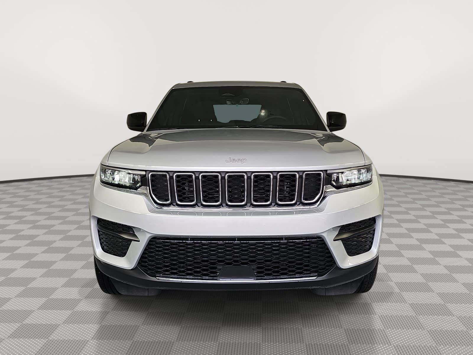 Used 2025 Jeep Grand Cherokee Laredo RWD image 3