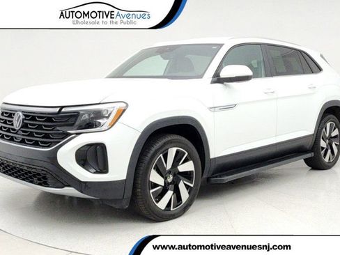 Used 2024 Volkswagen Atlas Cross Sport SE image 1