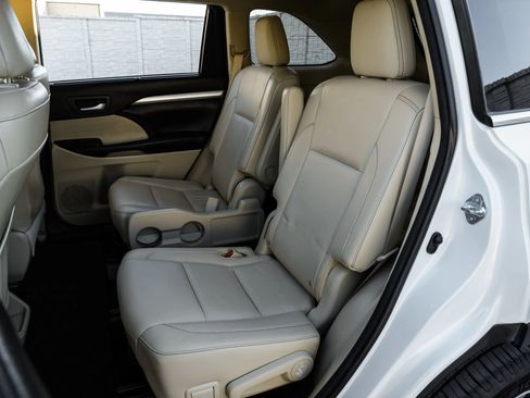 Used 2015 Toyota Highlander XLE FWD image 38