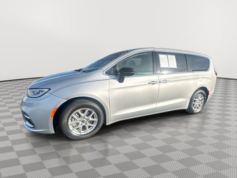 Used 2023 Chrysler Pacifica Touring-L image 1