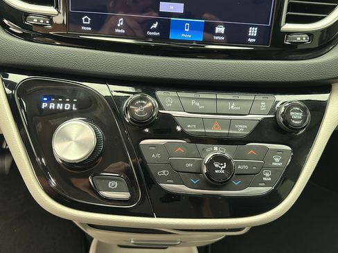 Used 2024 Chrysler Pacifica Touring-L FWD image 20