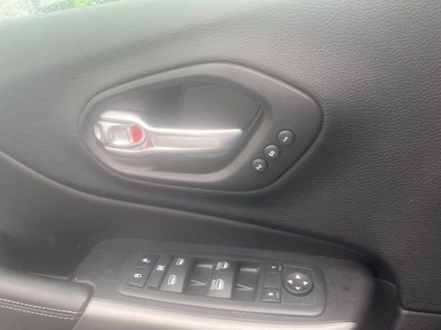 Used 2020 Jeep Cherokee Limited image 17