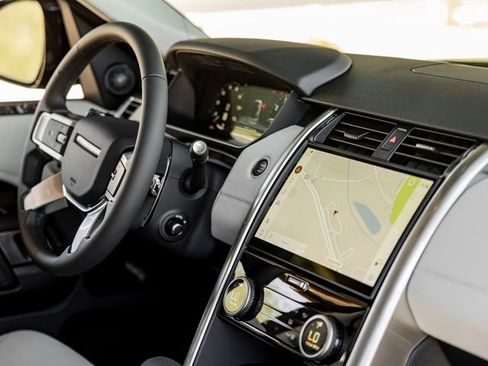 Used 2025 Land Rover Discovery S image 30