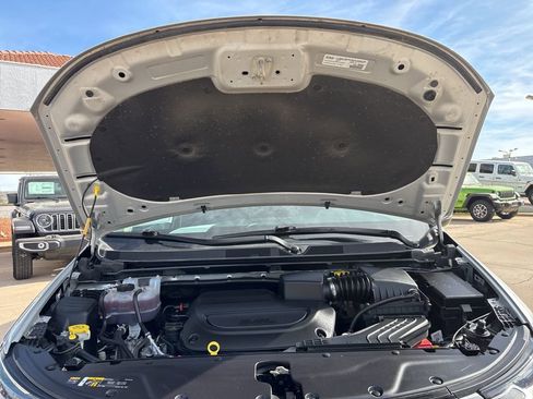 Used 2024 Chrysler Pacifica Touring-L FWD image 50
