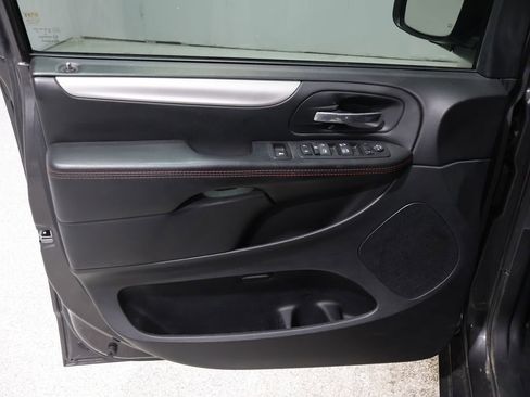 Used 2017 Dodge Grand Caravan GT image 12