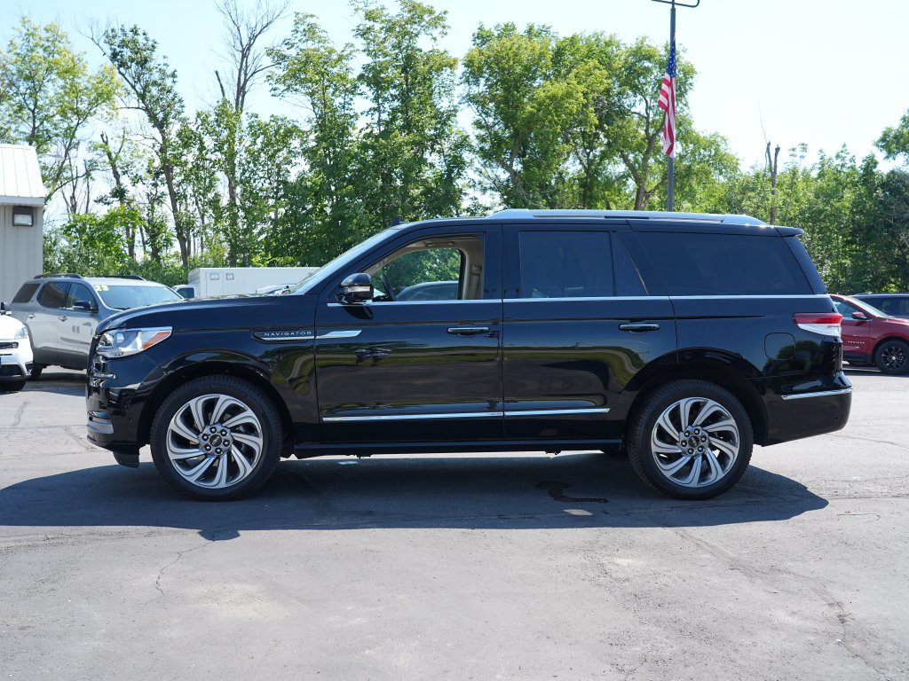 Used 2023 Lincoln Navigator Reserve AWD/4WD image 6