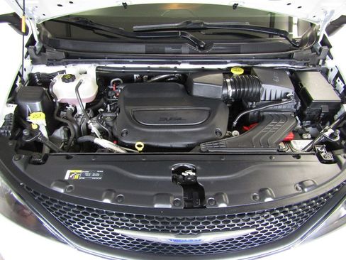 Used 2020 Chrysler Voyager L FWD image 32