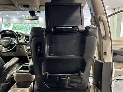Used 2020 Chrysler Pacifica Touring-L Plus FWD image 27