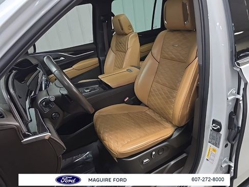 Used 2022 Cadillac Escalade ESV Premium Luxury image 34