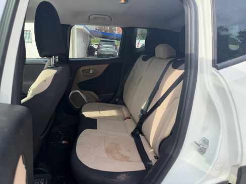 Used 2015 Jeep Renegade Latitude FWD image 12