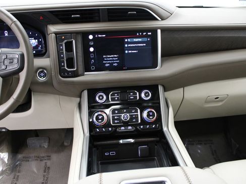 Used 2022 GMC Yukon Denali w/ Denali Premium Package image 33