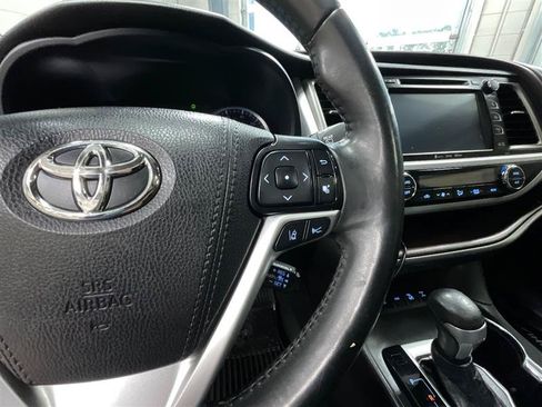 Used 2019 Toyota Highlander XLE AWD/4WD image 22