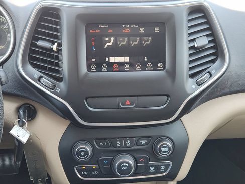 Used 2019 Jeep Cherokee Latitude w/ Popular Appearance Group FWD image 20