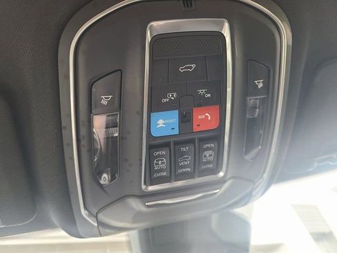 Used 2025 Jeep Grand Cherokee Limited image 16