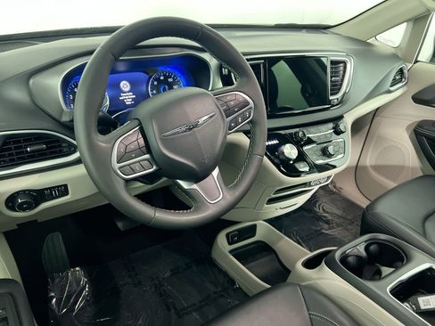 Used 2024 Chrysler Pacifica Touring-L image 28