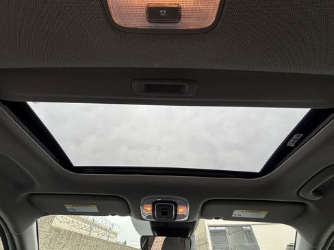 Used 2025 Hyundai Elantra SEL image 31