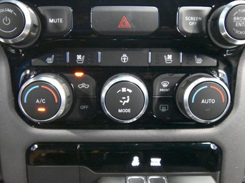 Used 2024 RAM 1500 Laramie AWD/4WD image 17