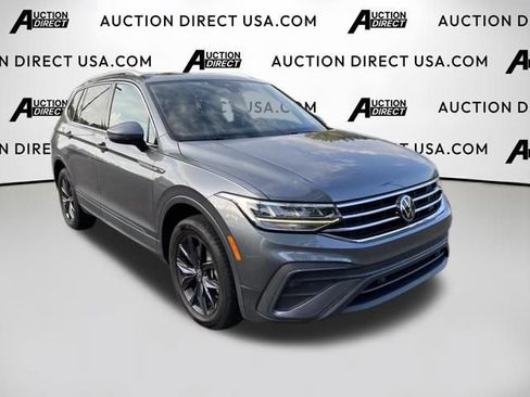 Used 2023 Volkswagen Tiguan SE w/ Panoramic Sunroof Package FWD image 25
