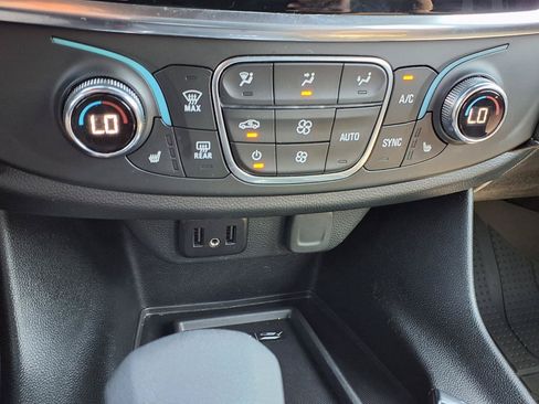 Used 2023 Chevrolet Traverse LT FWD image 10