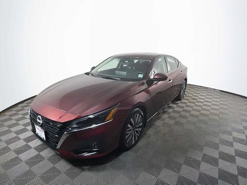 Used 2025 Nissan Altima 2.5 SV w/ SV Premium Package FWD image 1