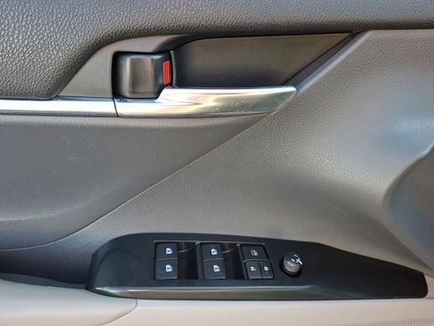 Used 2020 Toyota Camry SE w/ Blackout Package FWD image 12