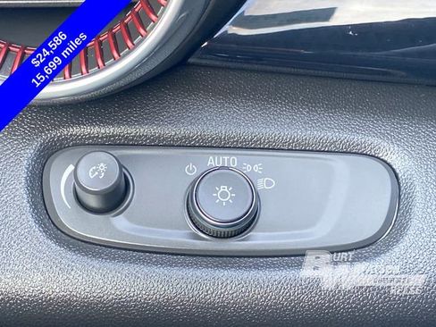 Certified 2025 Chevrolet Trax RS FWD image 31