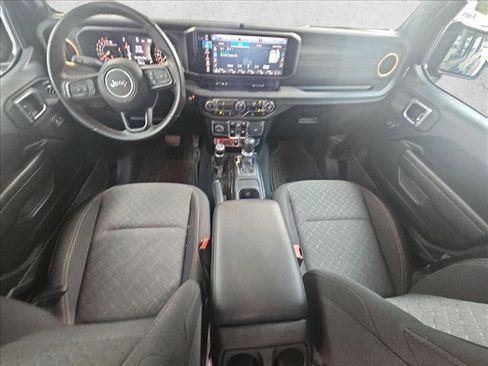 Used 2024 Jeep Gladiator Mojave AWD/4WD image 16